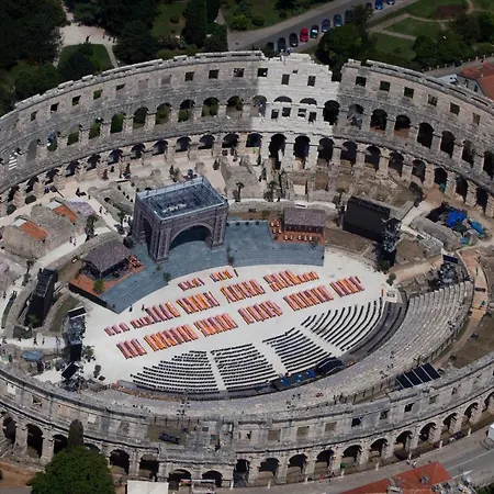Aida Pula